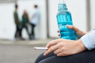 profesor la spital dupa ce a fost lovit de un elev caruia i a atras atentia ca nu are voie sa fumeze in incinta scolii 68c1637b8eda8