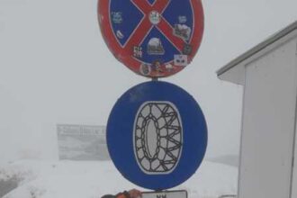 sibiu politia catre soferii care circula pe transfagarasan echipati va masinile cu anvelope de iarna 68db9c218cf28