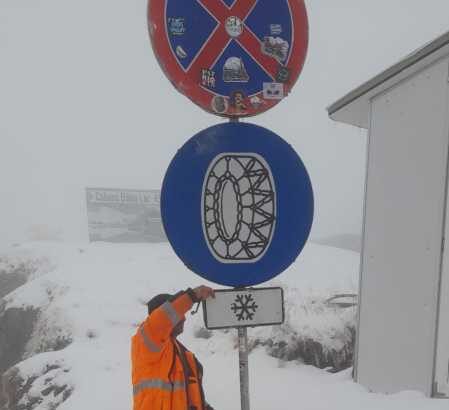 sibiu politia catre soferii care circula pe transfagarasan echipati va masinile cu anvelope de iarna 68db9c218cf28