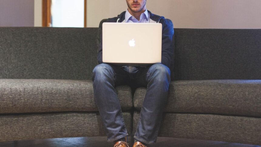 tanar de 23 ani acuzat ca a furat si distribuit poze ale unor tinere pe site uri pentru adulti printre victime se numara si minore 68ca9767a8ae8