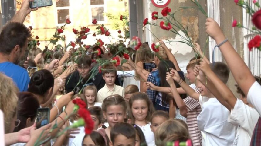 un colegiu din timisoara a furat startul a deschis noul an scolar in avans duminica video 68be7987bde7b