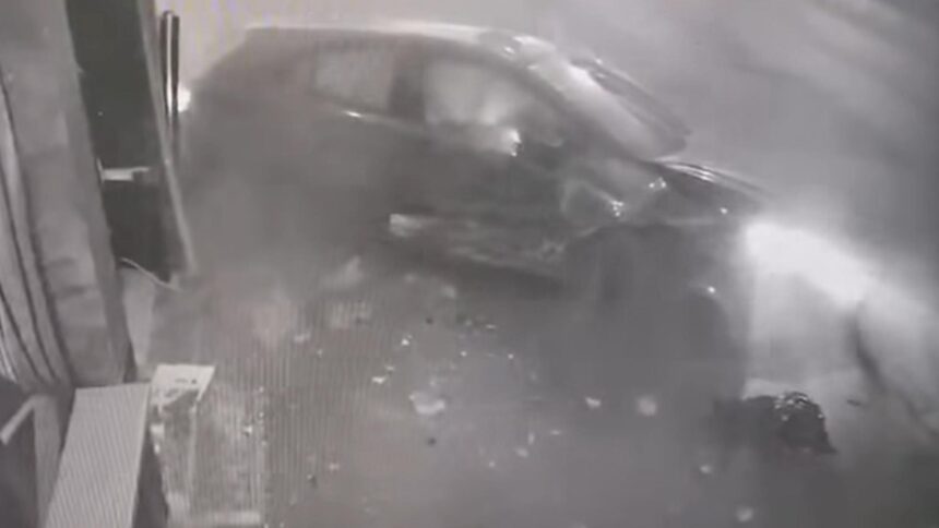 un sofer baut s a lovit de un refugiu de tramvai dupa care s a proptit cu masina intr o casa de pariuri video 68cfc6022b1de