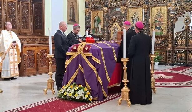 update premierul bolojan la blaj la capataiul arhiepiscopul major al bisericii greco catolice din romania presedintele nicusor dan participa luni la funeralii foto 68d7cf8186d96