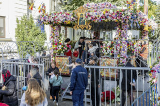 video au inceput pregatirile pentru pelerinajul de sfanta parascheva primii credinciosi au ajuns deja la iasi anul trecut am stat 17 ore 68d762accde4a