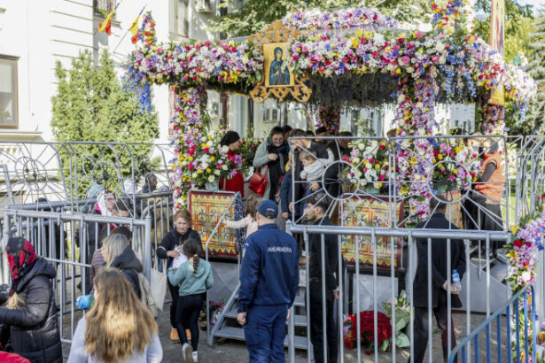 video au inceput pregatirile pentru pelerinajul de sfanta parascheva primii credinciosi au ajuns deja la iasi anul trecut am stat 17 ore 68d762accde4a