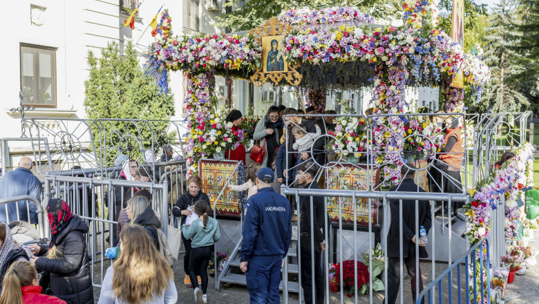 video au inceput pregatirile pentru pelerinajul de sfanta parascheva primii credinciosi au ajuns deja la iasi anul trecut am stat 17 ore 68d762accde4a