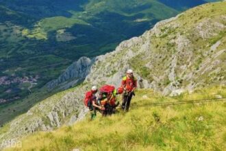 alba alpinisti ajutati de salvamontisti sa coboare de pe coltul cetatii din cheile aiudului 68f49364c3317