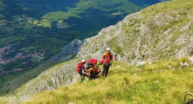 alba alpinisti ajutati de salvamontisti sa coboare de pe coltul cetatii din cheile aiudului 68f49364c3317