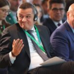 Andrei Pleșu: Bolojan, politicianul atipic care evită să se prezinte, în contrast cu Grindeanu, care se concentrează pe imaginea sa printr-o agitație discutabilă 4 andrei plesu bolojan primul si singurul politician din istoria post decembrista care nu vorbeste despre el nu face manevre de seductie a poporului la polul opus grindeanu lucreaz 69039725224c5