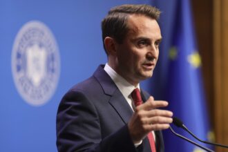 angajatii din guvern il acuza pe seful cancelariei lui ilie bolojan ca a achizitionat ilegal 17 masini duster raspunsul lui mihai jurca 68dea993ab727 scaled 1