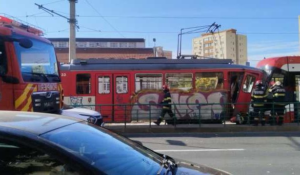 arad un tramvai a pornit singur din depou si a lovit o garnitura cu pasageri patru raniti sunt asistati 68f89cfc7d2d7