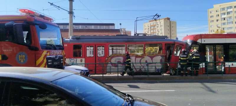 arad un tramvai a pornit singur din depou si a lovit o garnitura cu pasageri patru raniti sunt asistati 68f89cfc7d2d7