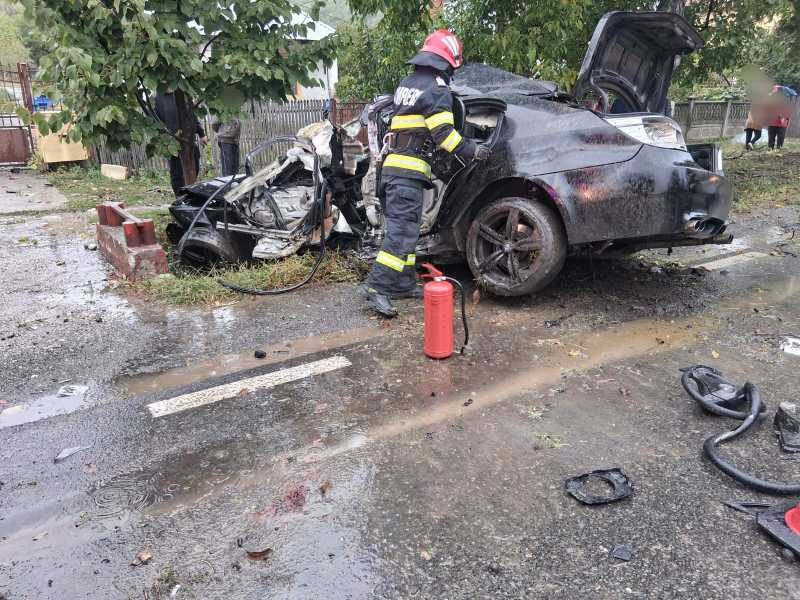 arges un tanar a murit dupa ce autoturismul pe care il conducea a lovit un copac pe dn 7 68e5331972063