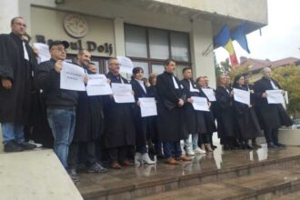 avocatii baroului dolj au protestat pentru deblocarea activitatii instantelor si parchetelor 68de5d96524fa