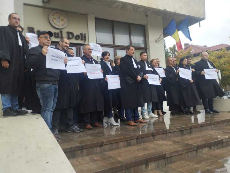 avocatii baroului dolj au protestat pentru deblocarea activitatii instantelor si parchetelor 68de5d96524fa