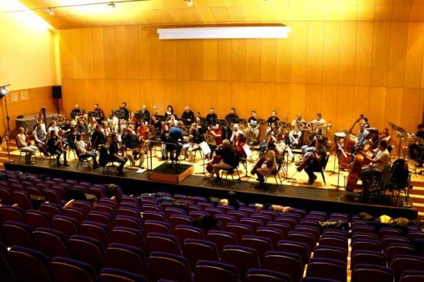 bacau filarmonica mihail jora cu dirijorul tiberiu soare si violonistul eugen tichindelean deschide stagiunea muzicala 68e4dc623af7b
