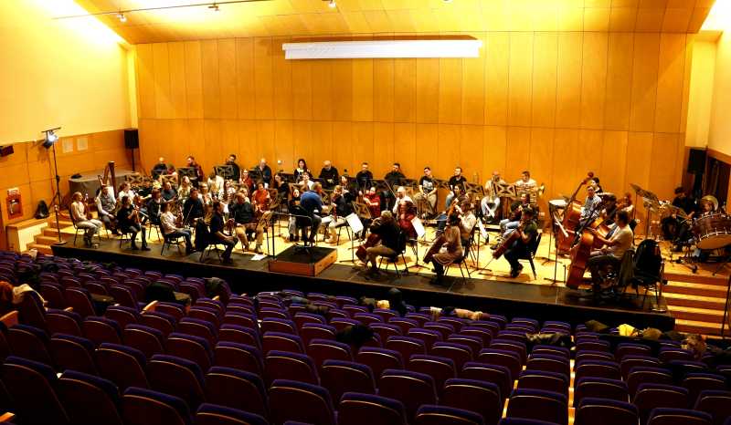 bacau filarmonica mihail jora cu dirijorul tiberiu soare si violonistul eugen tichindelean deschide stagiunea muzicala 68e4dc623af7b