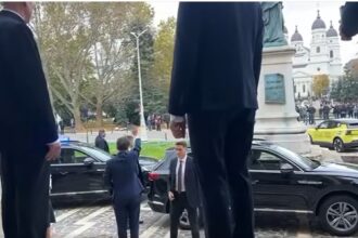 cateva zeci de persoane l au huiduit pe presedintele nicusor dan la iasi presedintele a salutat grupul de protestatari foto video 68fb62076d3aa