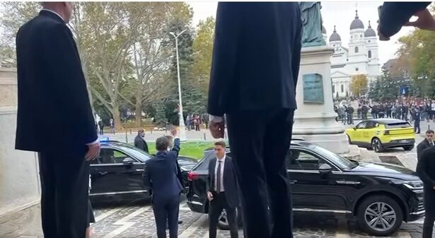 cateva zeci de persoane l au huiduit pe presedintele nicusor dan la iasi presedintele a salutat grupul de protestatari foto video 68fb62076d3aa