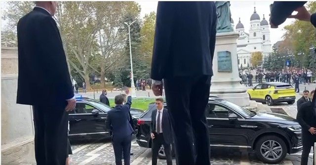 cateva zeci de persoane l au huiduit pe presedintele nicusor dan la iasi presedintele a salutat grupul de protestatari foto video 68fb62076d3aa
