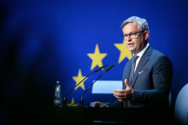 comisarul european pentru afaceri interne si migratie vine in romania se va intalni cu nicusor dan si ilie bolojan 68f4c42a8ea01