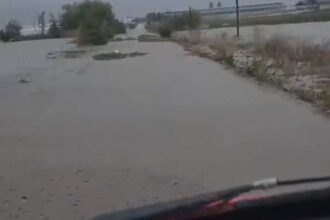 constanta alte doua persoane aflate pe plafonul autoturismului luat de viitura au cerut ajutorul pompierilor 68e60278737e2