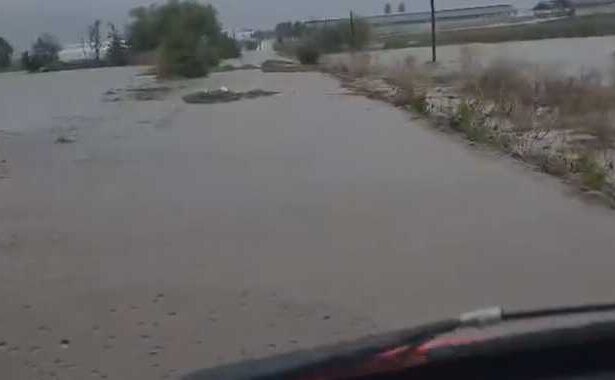 constanta alte doua persoane aflate pe plafonul autoturismului luat de viitura au cerut ajutorul pompierilor 68e60278737e2