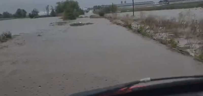 constanta alte doua persoane aflate pe plafonul autoturismului luat de viitura au cerut ajutorul pompierilor 68e60278737e2