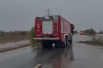 constanta barbat salvat de pe capota autoturismului luat de viitura transportat la spital 68e61545f2224