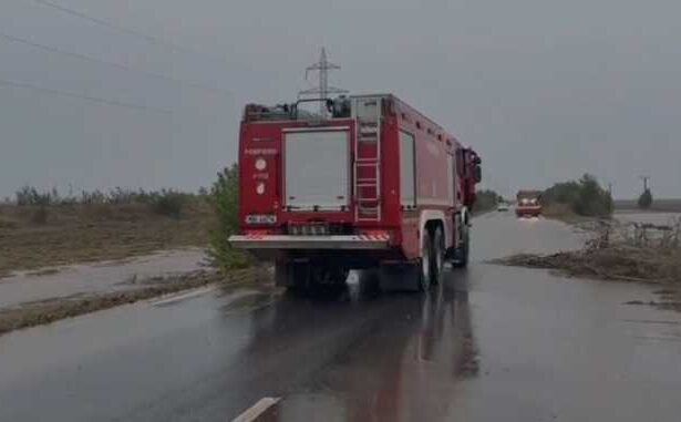 constanta barbat salvat de pe capota autoturismului luat de viitura transportat la spital 68e61545f2224