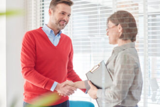 firmele care angajeaza persoane de peste 30 ani pentru a le califica vor primi o subventie lunara de 2 250 lei ucenic 68f7998d48636