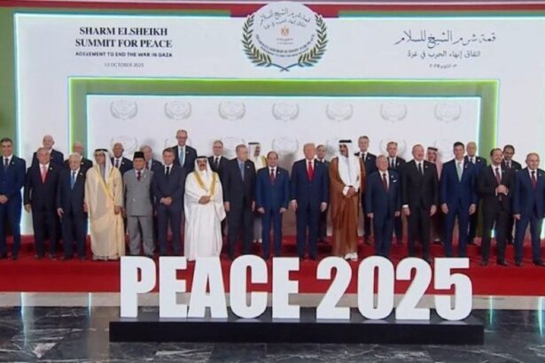 fotografie de grup la sharm el sheikh trump inconjurat de lideri mondiali si de presedintele fifa 68ed2ae45e92b