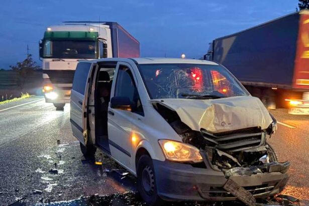 giurgiu o autoutilitara si un microbuz implicate intr un accident pe dn 5 patru persoane au avut nevoie de ingrijiri medicale 68ede0fe5773d