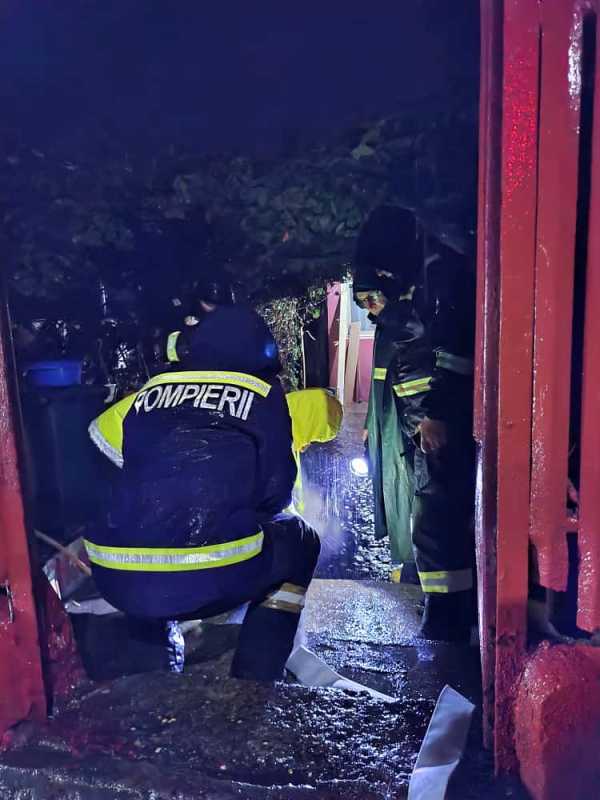 giurgiu pompierii au scos apa din gospodarii inundate de ploi in municipiul resedinta calugareni si malu 68e760f41adcc