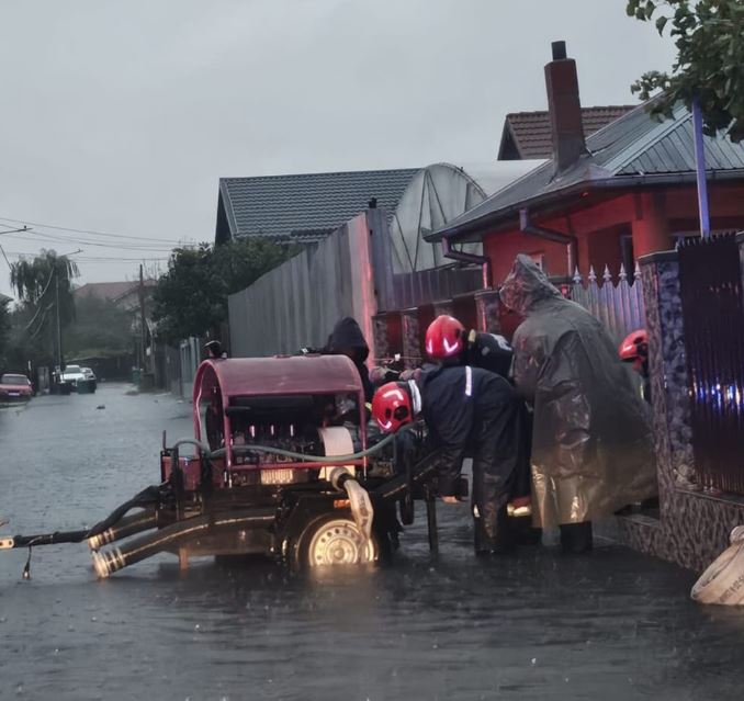 ialomita cinci gospodarii si doua strazi inundate in ultimele ore cod rosu de ploi 68e5f46d850bb