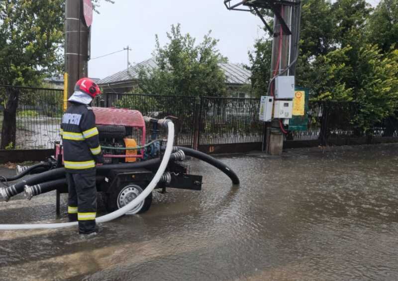 ialomita gospodarii subsoluri scari de bloc si strazi inundate la slobozia si fetesti 68e61fd4ea144