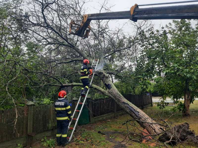 igsu 86 de localitati din 22 de judete si capitala afectate de vremea rea 68e69ace06f42