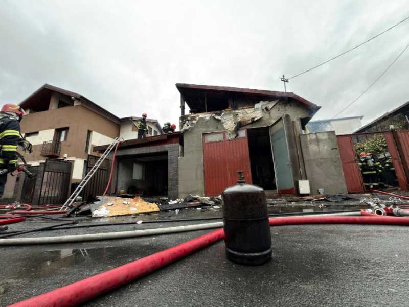 isubif 4 locuinte si o anexa au luat foc pe strada mureseni din capitala pompierii intervin cu 12 autospeciale 68e642f654fc7