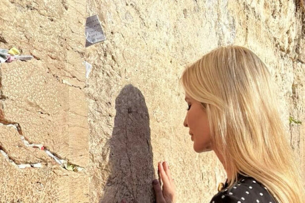 ivanka trump fotografie in orientul mijlociu la zidul plangerii alaturi de sotul sau si trimisul special al sua 68e946c76b691