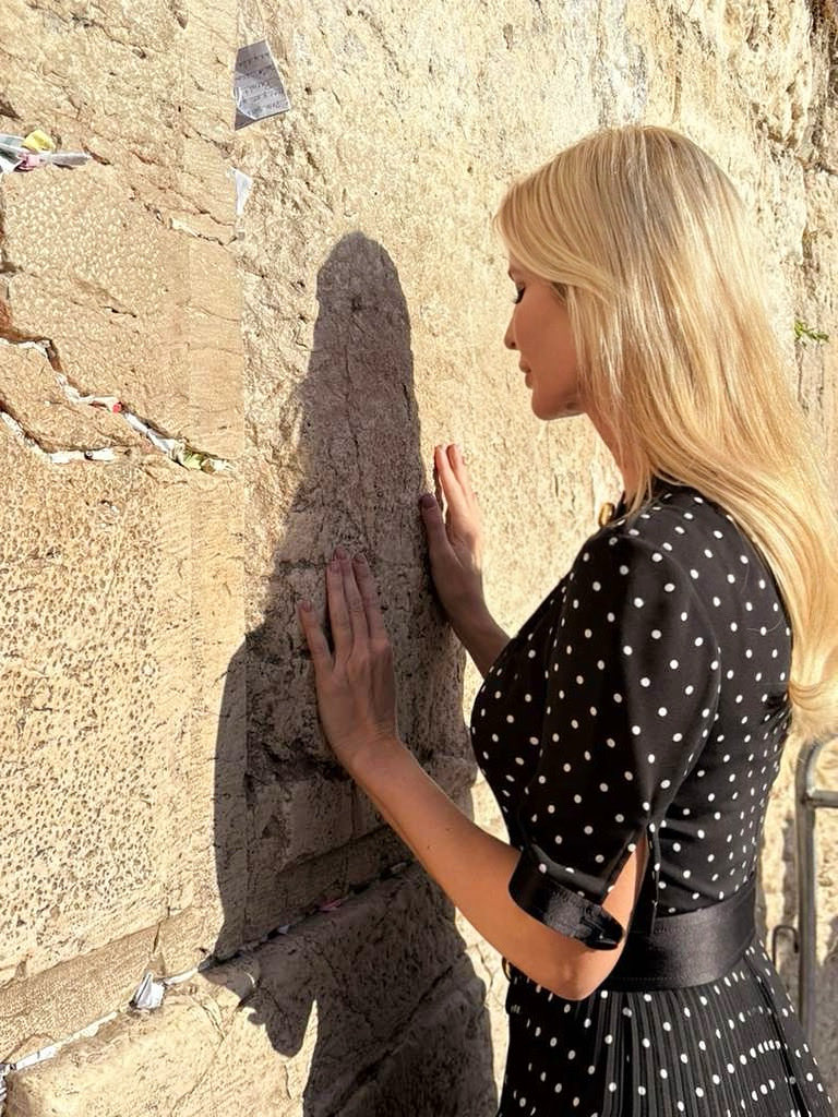 ivanka trump fotografie in orientul mijlociu la zidul plangerii alaturi de sotul sau si trimisul special al sua 68e946c76b691