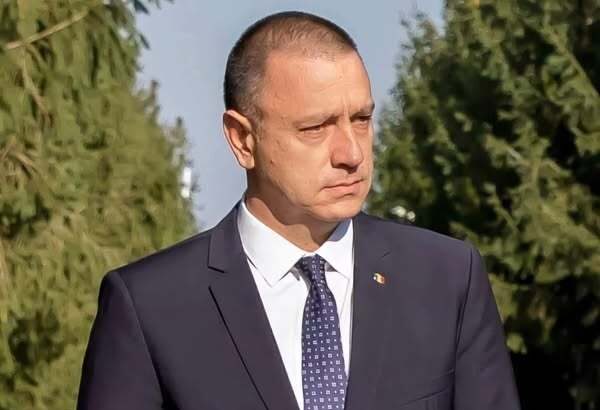 mihai fifor nu nu il atac pe premierul bolojan dar cata vreme cred si toate datele de pana acum confirma ca directia in care duce tara cu o incapatanare demna de un kamikaze nu e 68e6098c8f52e