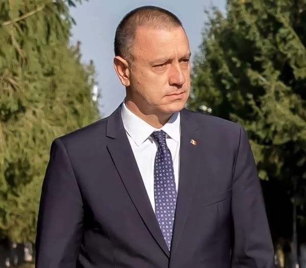 mihai fifor nu nu il atac pe premierul bolojan dar cata vreme cred si toate datele de pana acum confirma ca directia in care duce tara cu o incapatanare demna de un kamikaze nu e 68e6098c8f52e