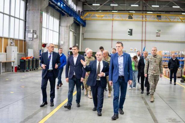 ministrii de la aparare si economie in vizita la uzina unde se produc transportoarele blindate piranha 5 68dff53e66e11