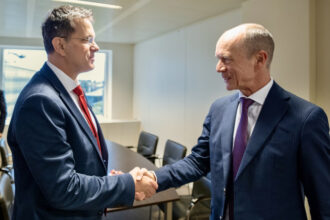 ministrul apararii discutii cu reprezentantul comisiei europene despre implementarea initiativei safe si investitii in industria de aparare 68ee46de8e950