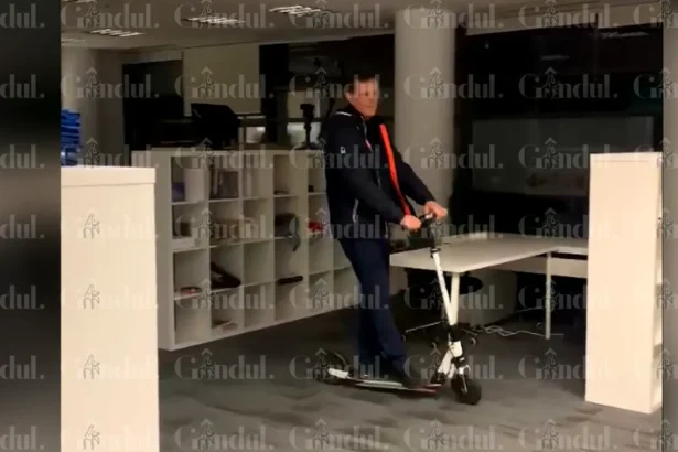 ministrul apararii ionut mosteanu filmat pe trotineta la usr in fostul sediu de campanie al elenei lasconi 68ebe053564ef