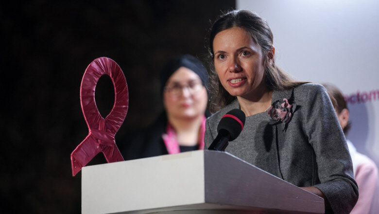 mirabela gradinaru partenera presedintelui a pornit iluminatul roz la palatul cotroceni de ziua luptei impotriva cancerului de san 68dd88993e516