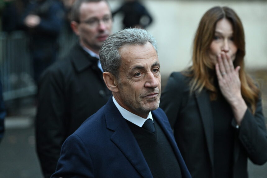 nicolas sarkozy este insotit la inchisoare de doi ofiteri de securitate care stau in celula vecina 68f7f762b0cd2