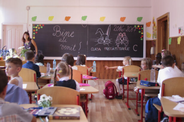 o invatatoare a avut in septembrie un salariu mai mic cu 700 de lei decat minimul pe economie cum incurajam tinerii sa vina in sistem 68f0c3e9e22a0