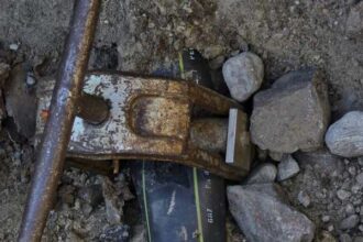 olt conducta de gaze fisurata pe o strada din slatina in timpul lucrarilor la reteaua de apa 68ff6353683a2