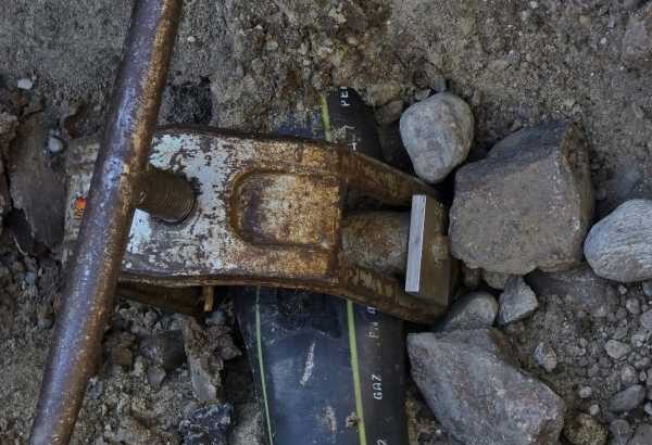 olt conducta de gaze fisurata pe o strada din slatina in timpul lucrarilor la reteaua de apa 68ff6353683a2